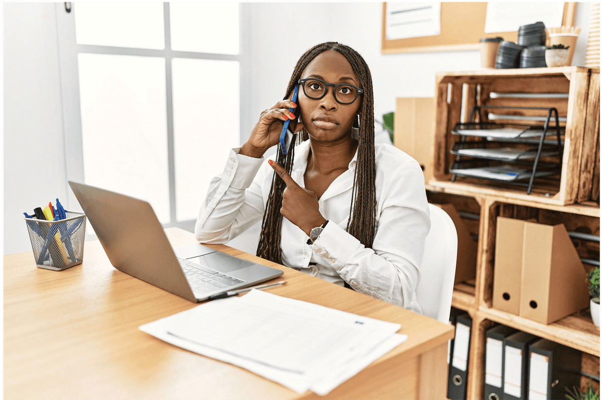 Professionnelle gérant les communications avec l'IA Mangriva