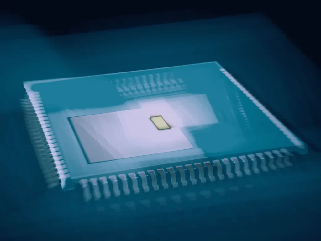 Gros plan sur une puce électronique, illustrant l'intelligence artificielle