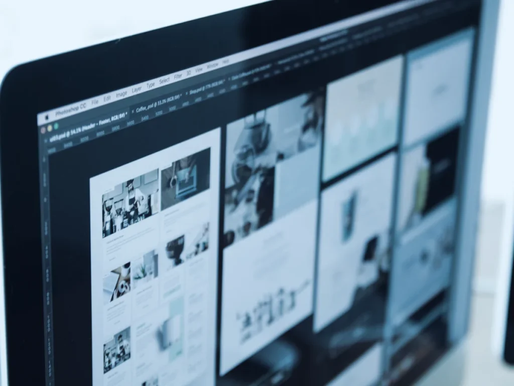 Maquettes de pages web ouvertes dans un logiciel de conception sur un écran d'ordinateur